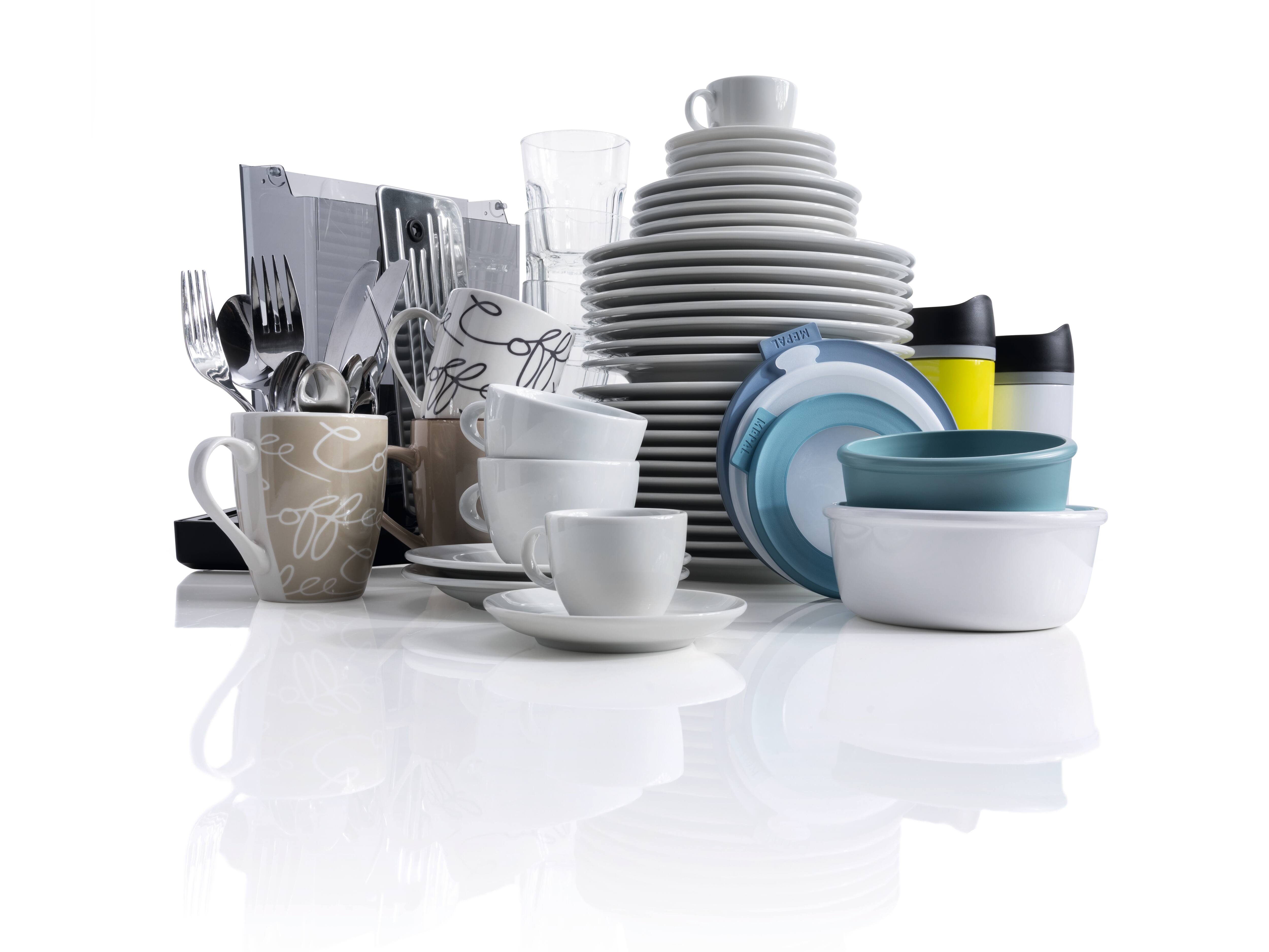 Žena s červenou rtěnkou drží v ruce šálek kávy