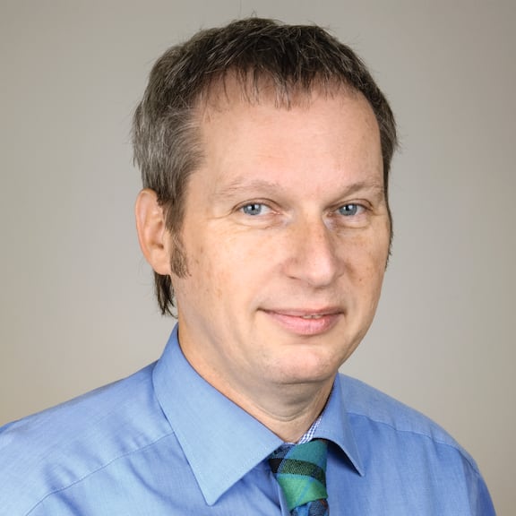 Porträt von Prof. Dr. Günter Kampf, Facharzt für Hygiene.