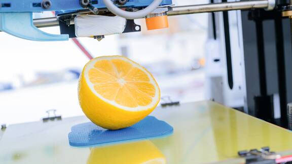 Eine Zitrone wird mit Hilfe eines 3D-Druckers gedruckt.