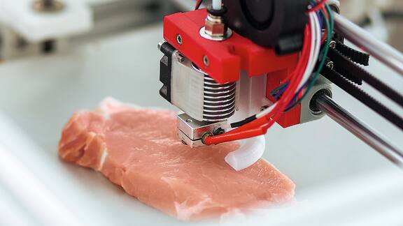 Ein Stück Fleisch wird mit Hilfe eines 3D-Druckers gedruckt.