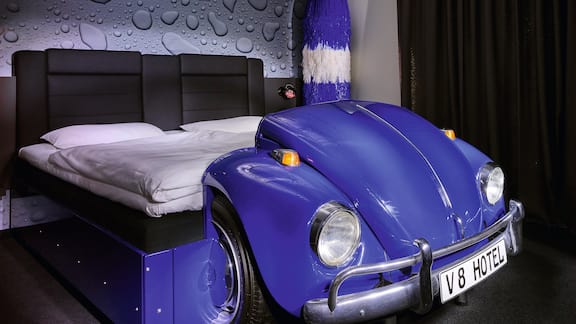 Im Hotelzimmer des V8 Hotels stehr ein Bett in Form eines Autos.