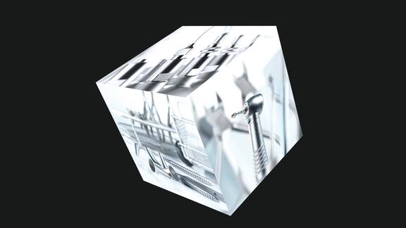 A cube with various photographic motifs can be seen. Various medical instruments are shown.