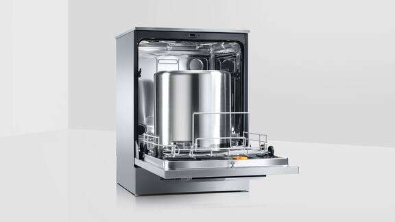 Miele Professional MasterLine-opvaskemaskine fyldt med sølvfarvet gryde i hvidt rum