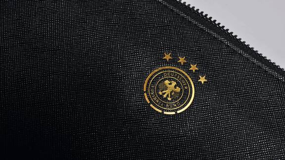 Le détail d‘un sac en tissu noir avec le logo de la Fédération allemande de football.  