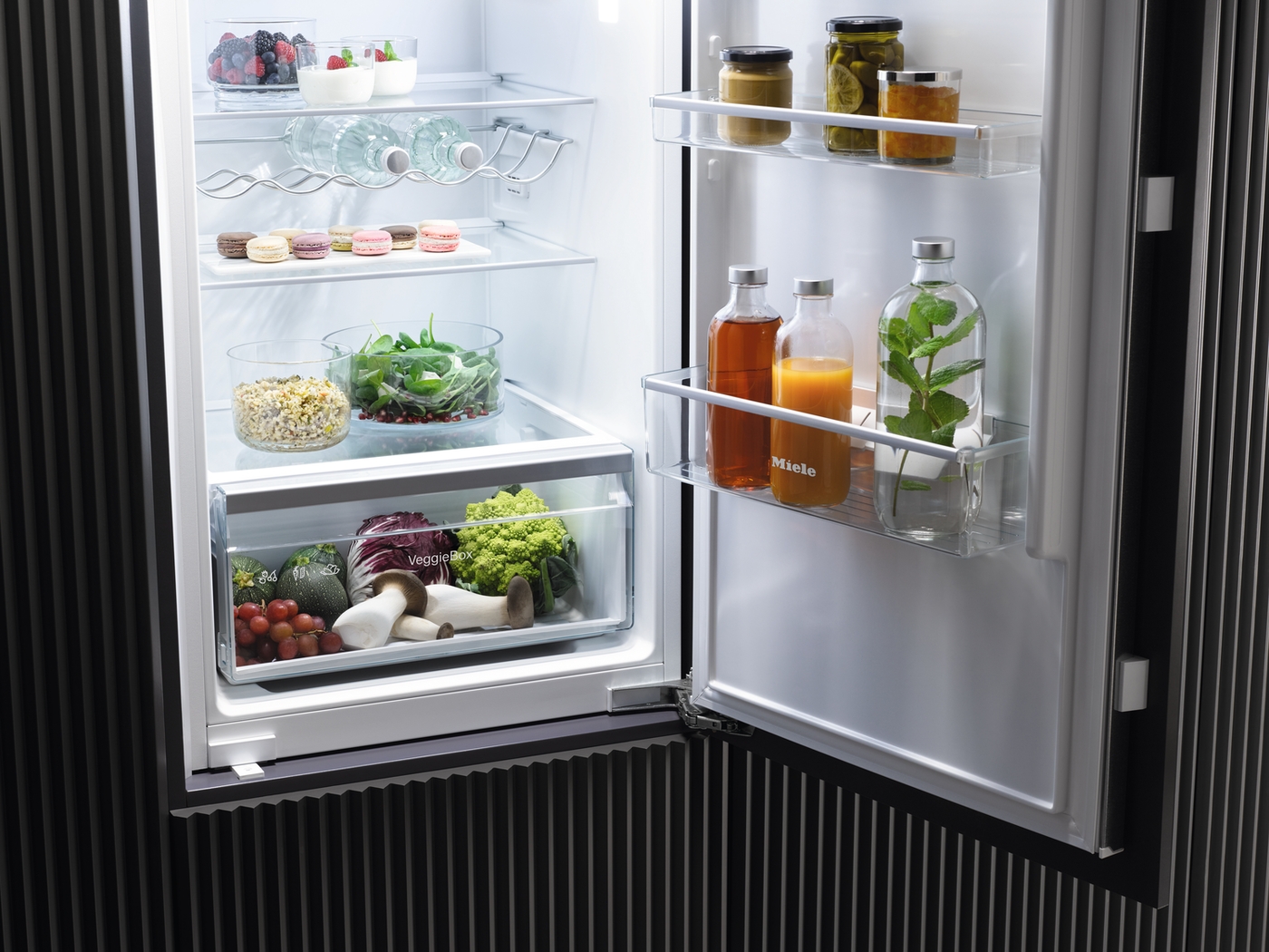 Įmontuotas šaldytuvas su šaldikliu ir automatiniu intensyviu vėsinimu, aukštis 1.22 m (K 7326 E) product photo Laydowns Back View ZOOM