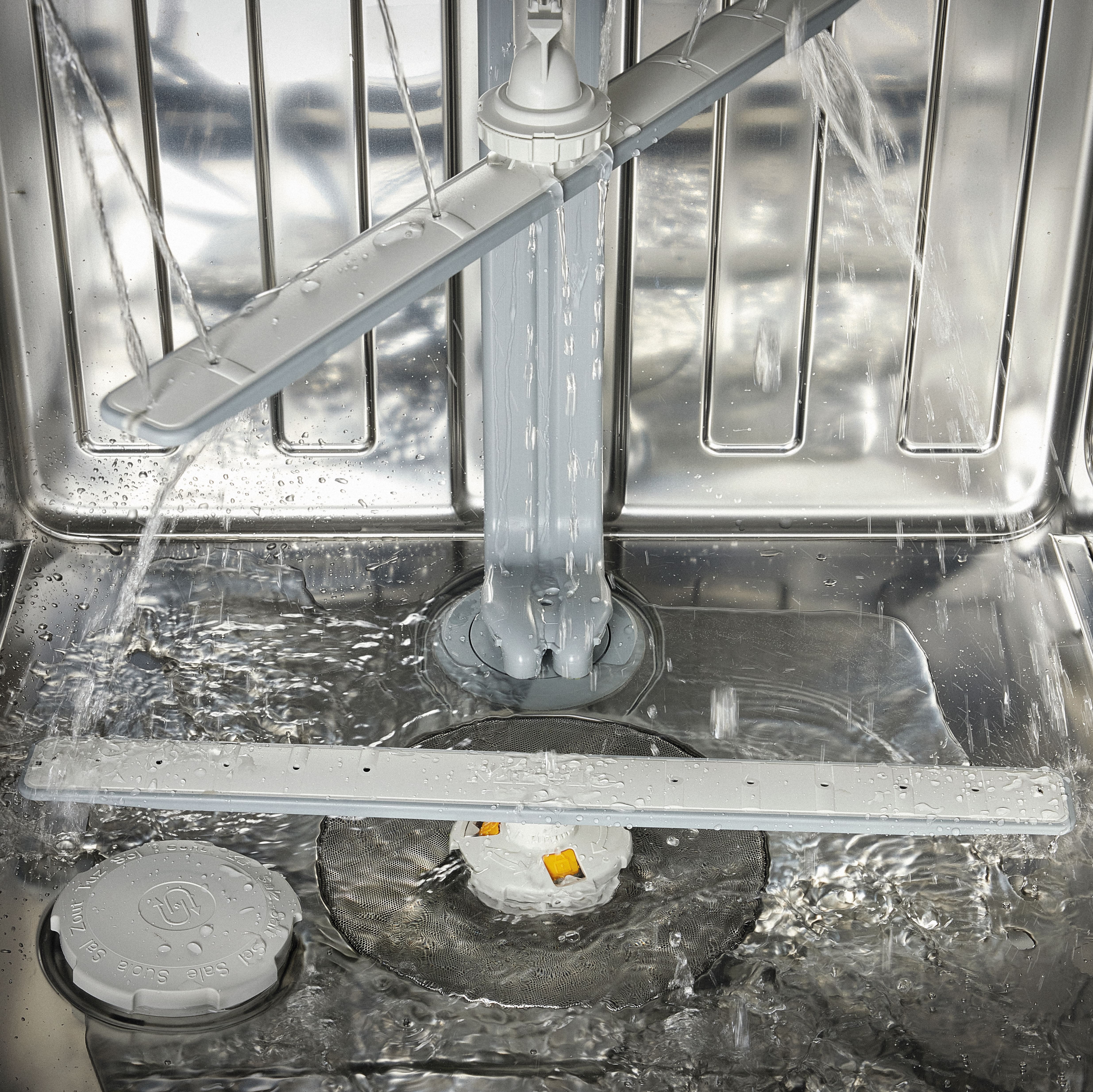 Innovative water feed for rinsing with less water