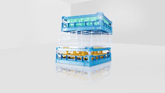 Paniers de lave-vaisselle sur fond gris.