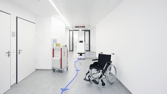 Ein Cliniserve-Roboter ist unterwegs auf einem Botengang durch einen Krankenhausflur.  