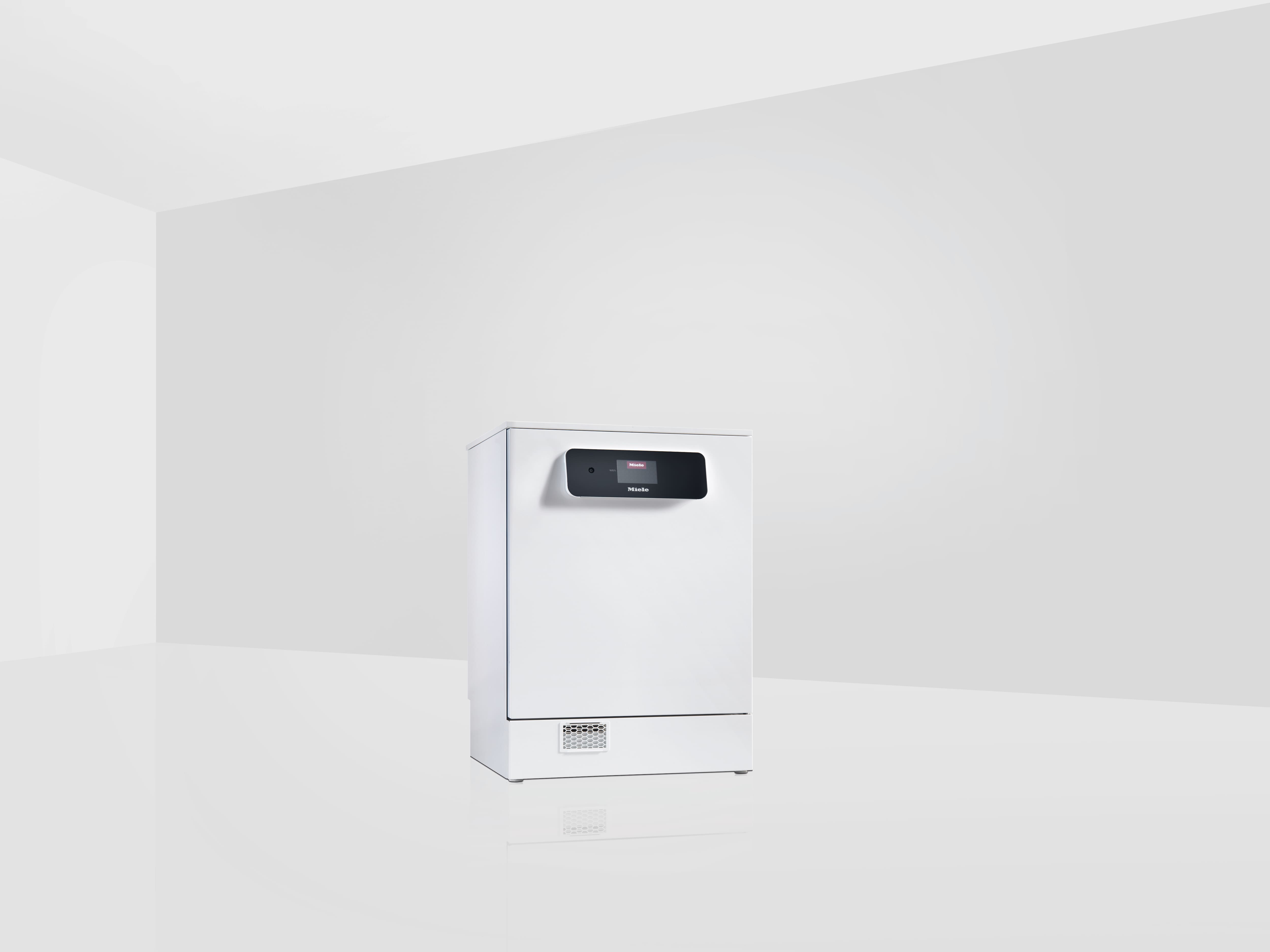 Freistehende Spülmaschine MasterLine von Miele in Lotosweiß in einem minimalistischen, hellen Raum.