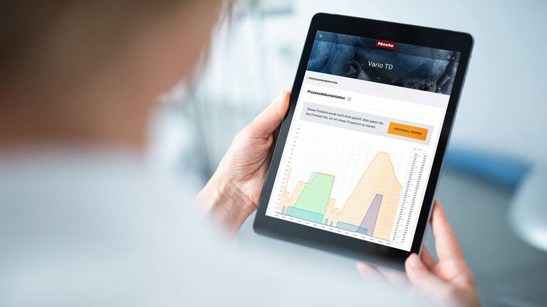Tablet com vista para a funcionalidade de gestão de processos Miele MOVE.