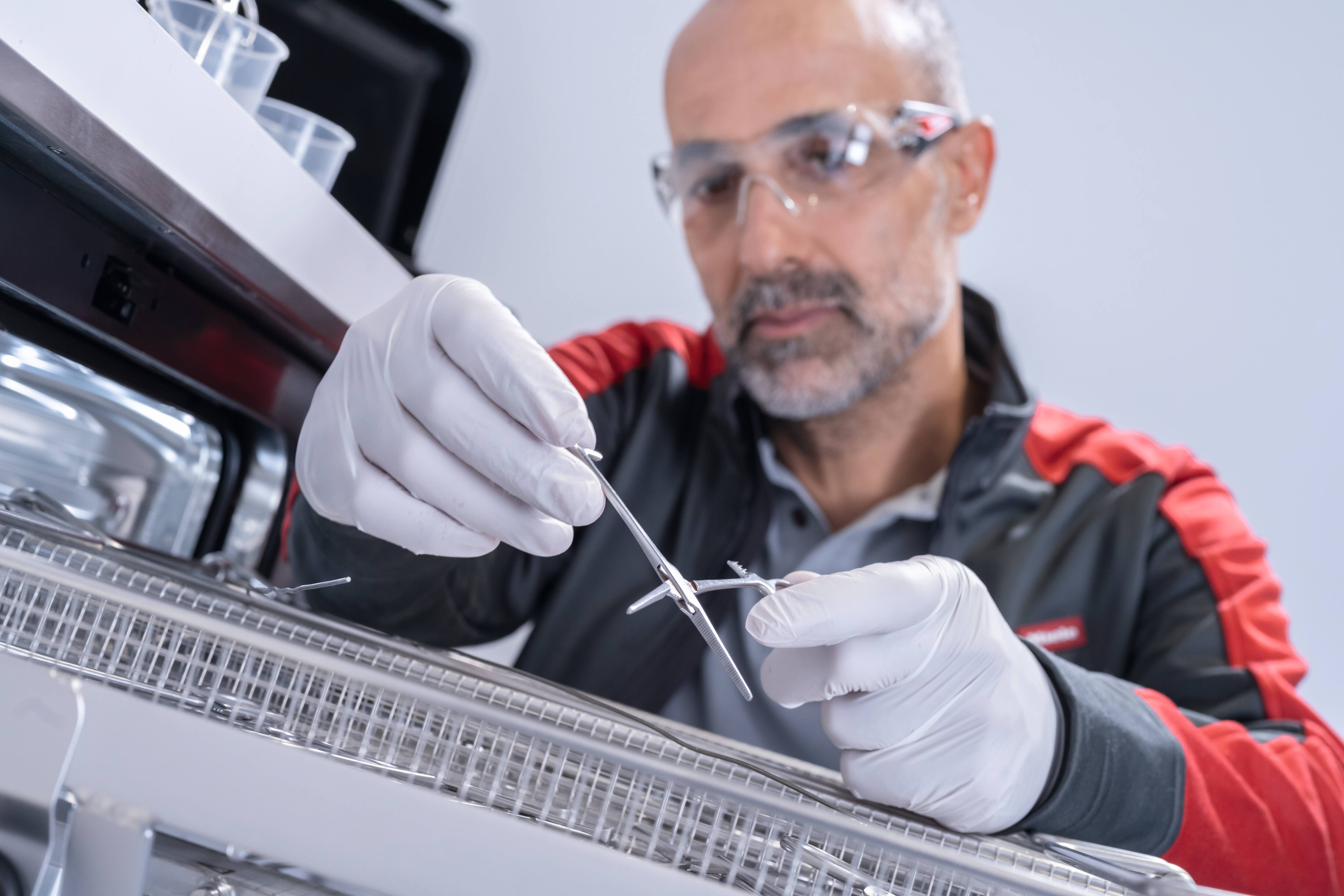 Servisní technik při práci.