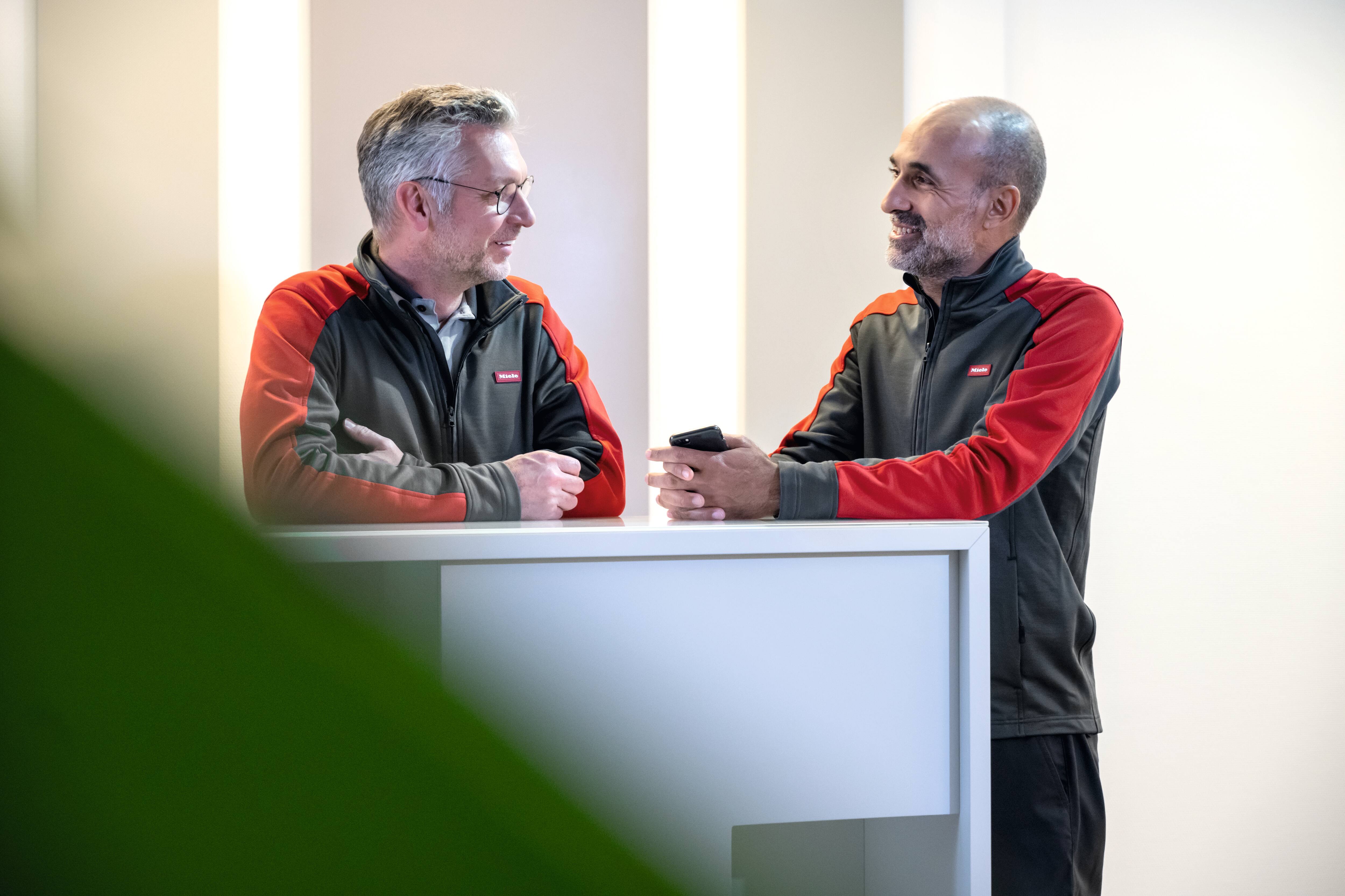 Τεχνικός service σηκώνει το καπάκι μιας μικρής συσκευής αποστείρωσης.