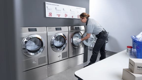 Serwisant Miele przeprowadza przegląd techniczny w pralni