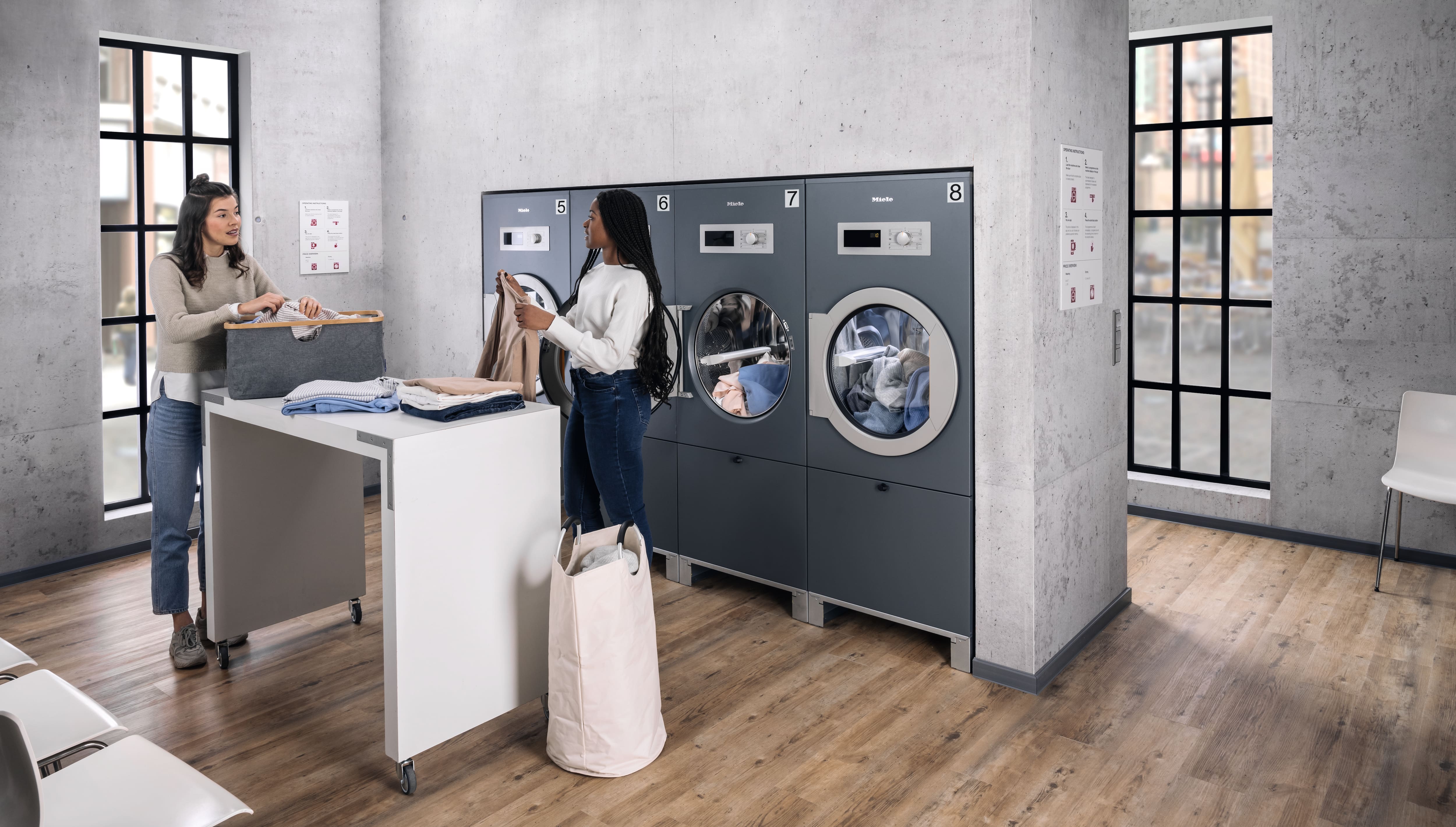 Erhvervsvaskemaskiner i rustfrit stål fra Miele Professional i minimalistiske omgivelser