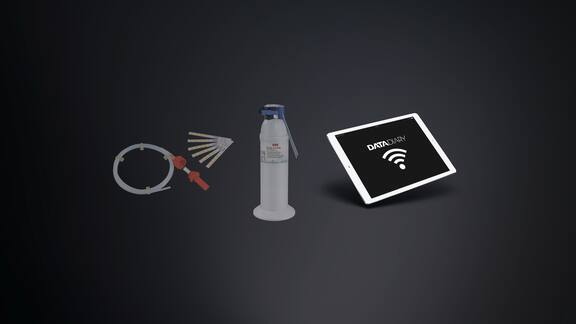 Helix Test, Wasseraufbereitungskartusche und DataDiary Tablet auf dunklem Hintergrund.
