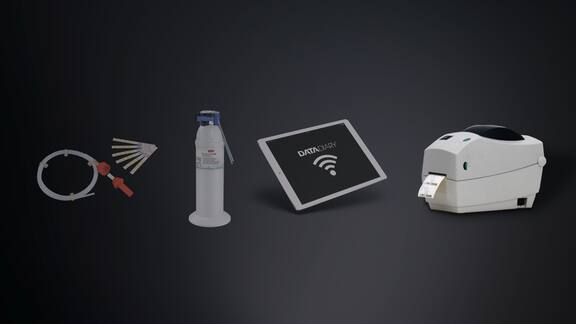 Helix Test, Wasseraufbereitungskartusche, DataDiary Tablet und Etikettendrucker auf dunklem Hintergrund.