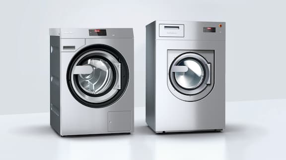 Er staan 2 Benchmark-wasmachines naast elkaar.