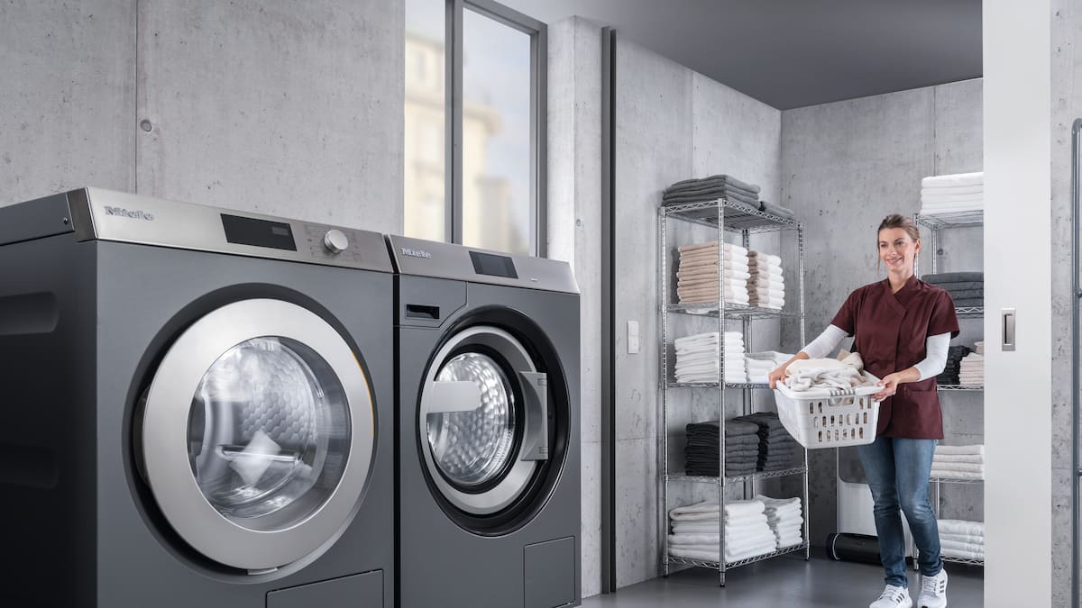 Własna pralnia z pralnicami i suszarkami Miele Professional z serii Benchmark
