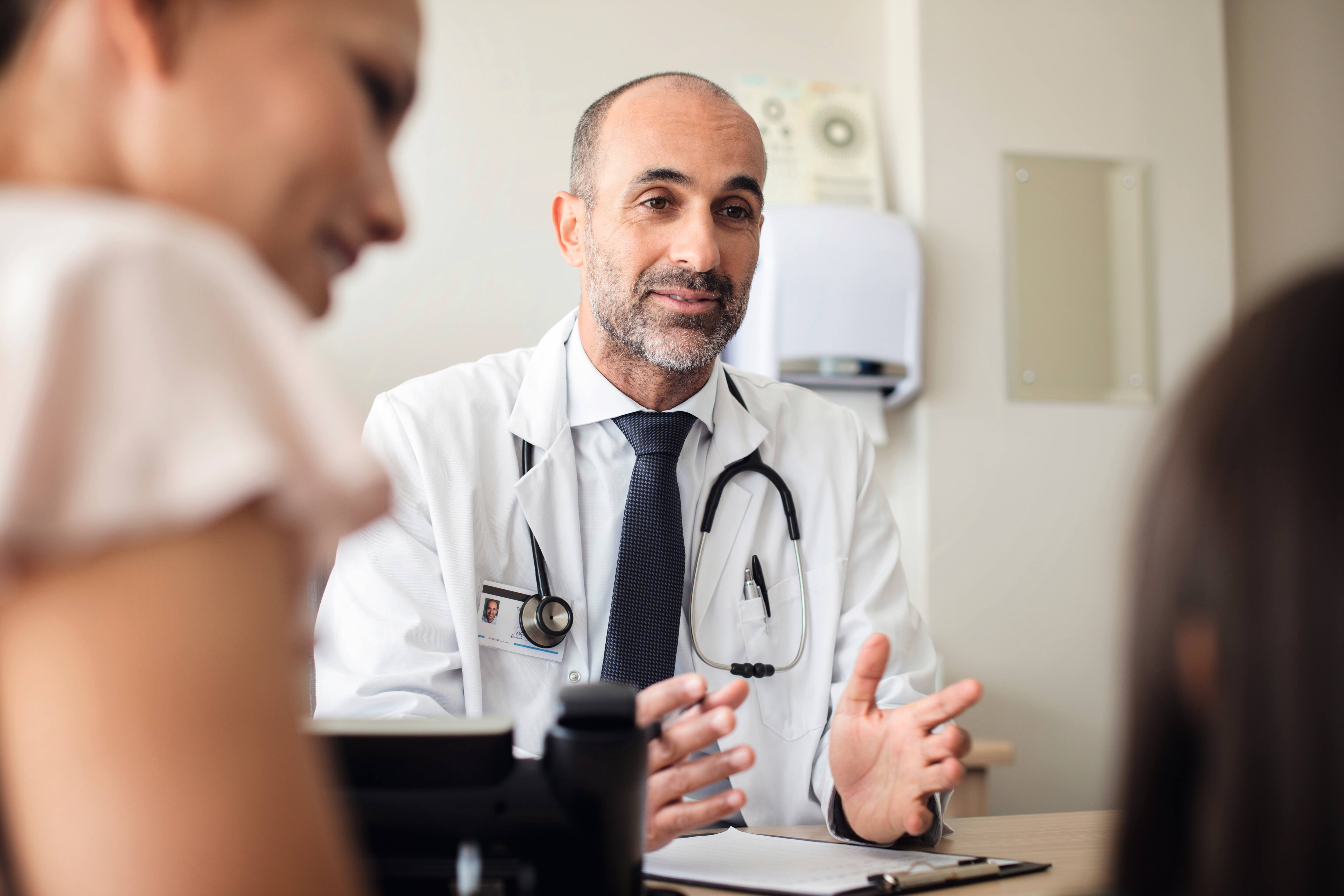 Βοηθός ιατρού απεικονίζεται να γεμίζει ένα πλυντήριο απολύμανσης πάγκου της Miele-Professional.