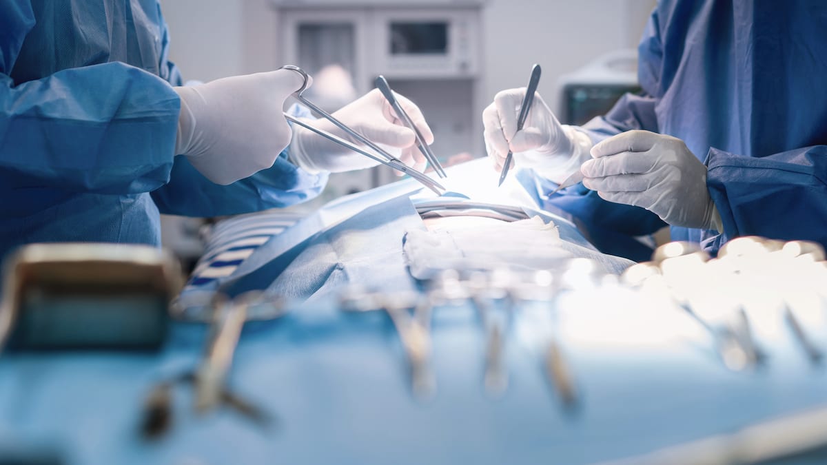 Una squadra di chirurghi opera in sala operatoria