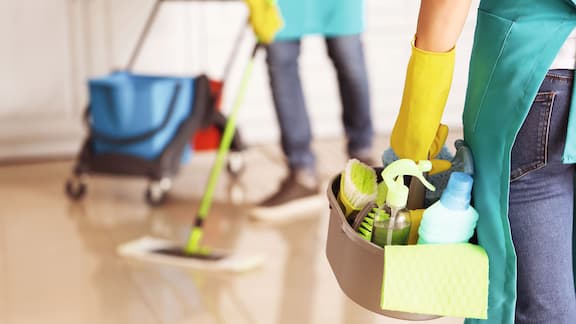 Operatori di pulizia professionale con mop e secchi