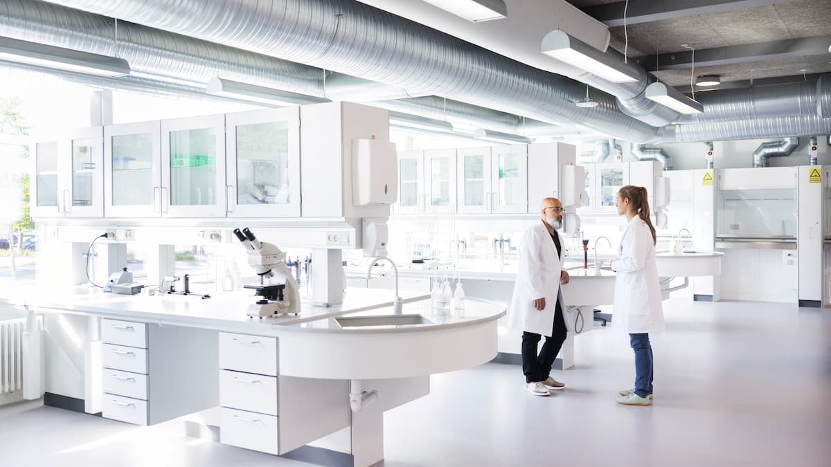 Due tecnici parlano in un laboratorio