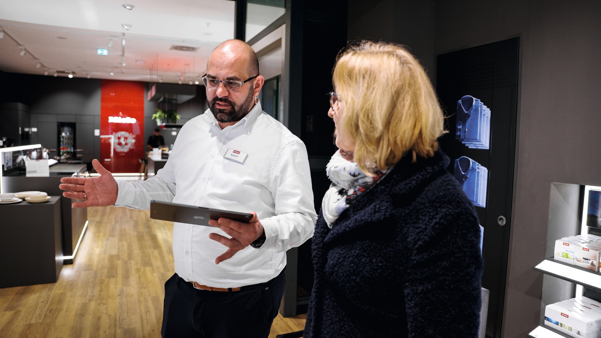 Cheff with consumers having coffee from a Miele coffee machine