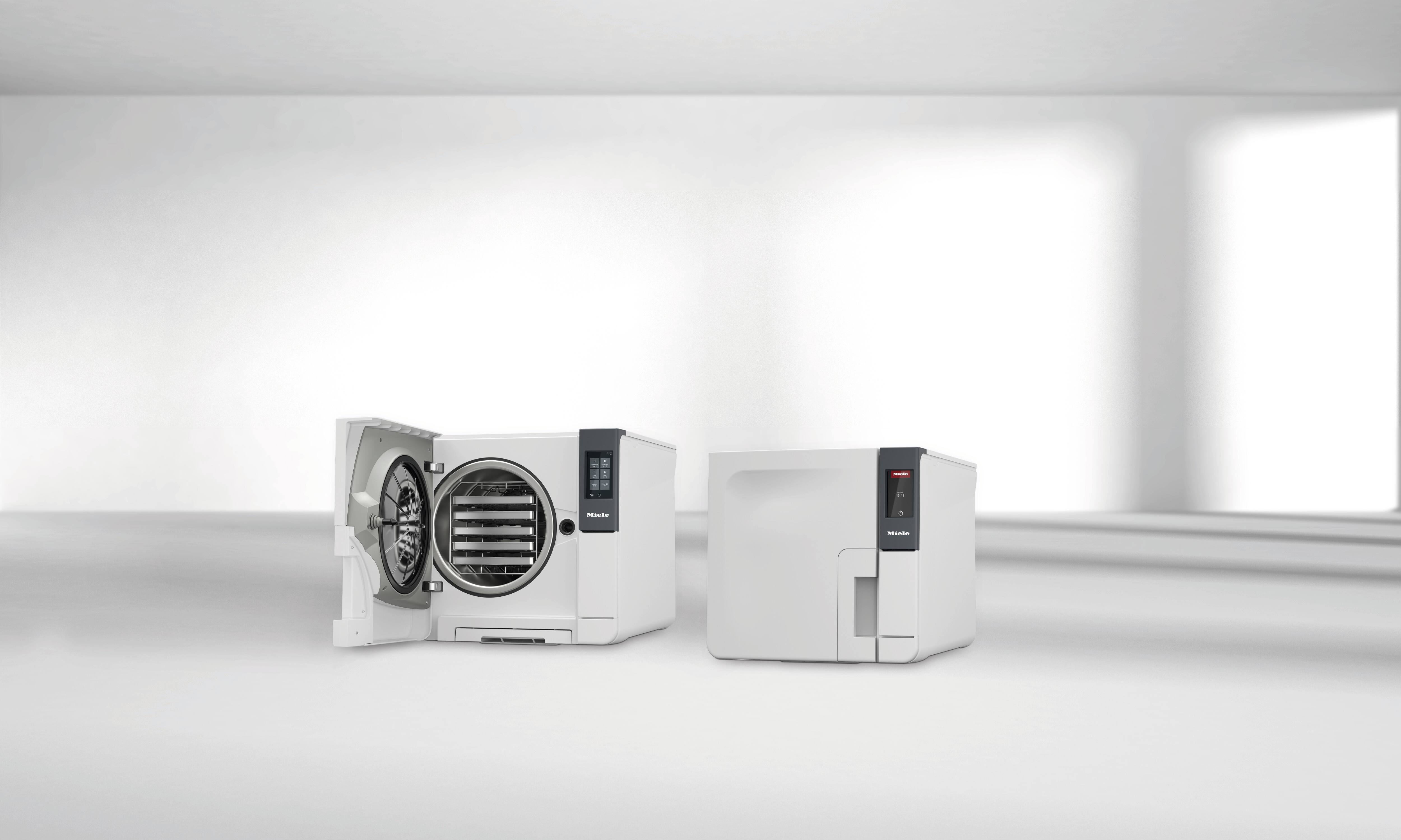 Cube-Sterilisator von Miele Professional. Ausführung mit offener Tür links, rechts geschlossen.