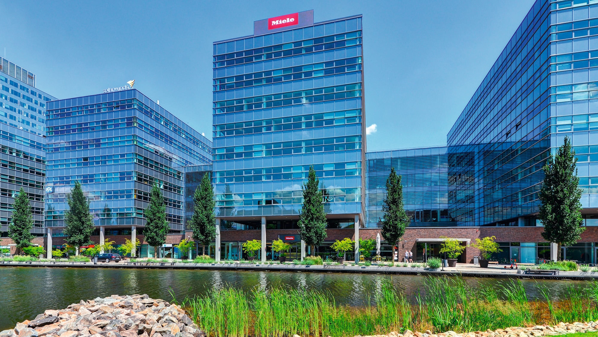 Miele Waschmaschine mit dem automatischen Dosiersystem TwinDos, UltraPhase Waschmittel und Kleidung