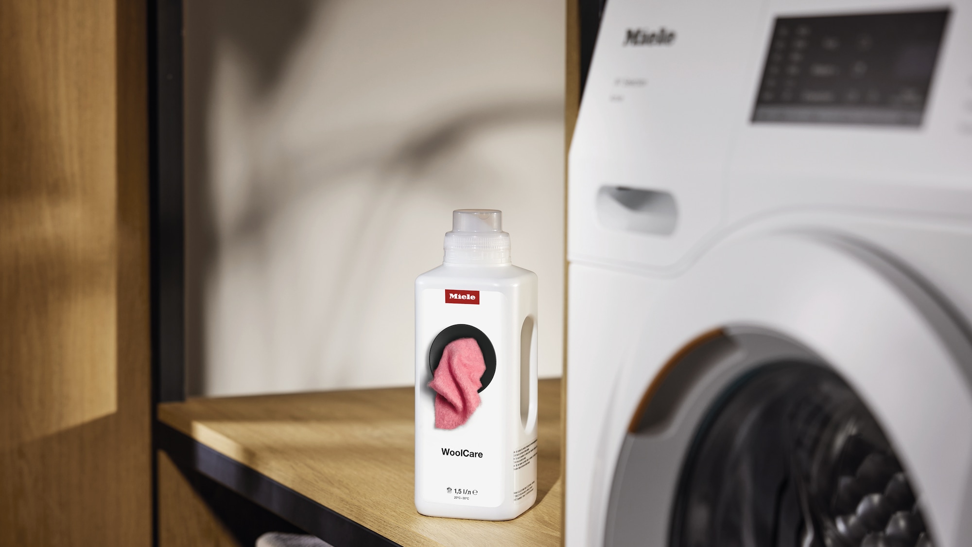 “WoolCare” skalbiklis šalia “Miele” skalbyklės