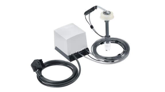 Pompa dosatrice con tubo flessibile per il dosaggio automatico di detersivi liquidi su sfondo bianco