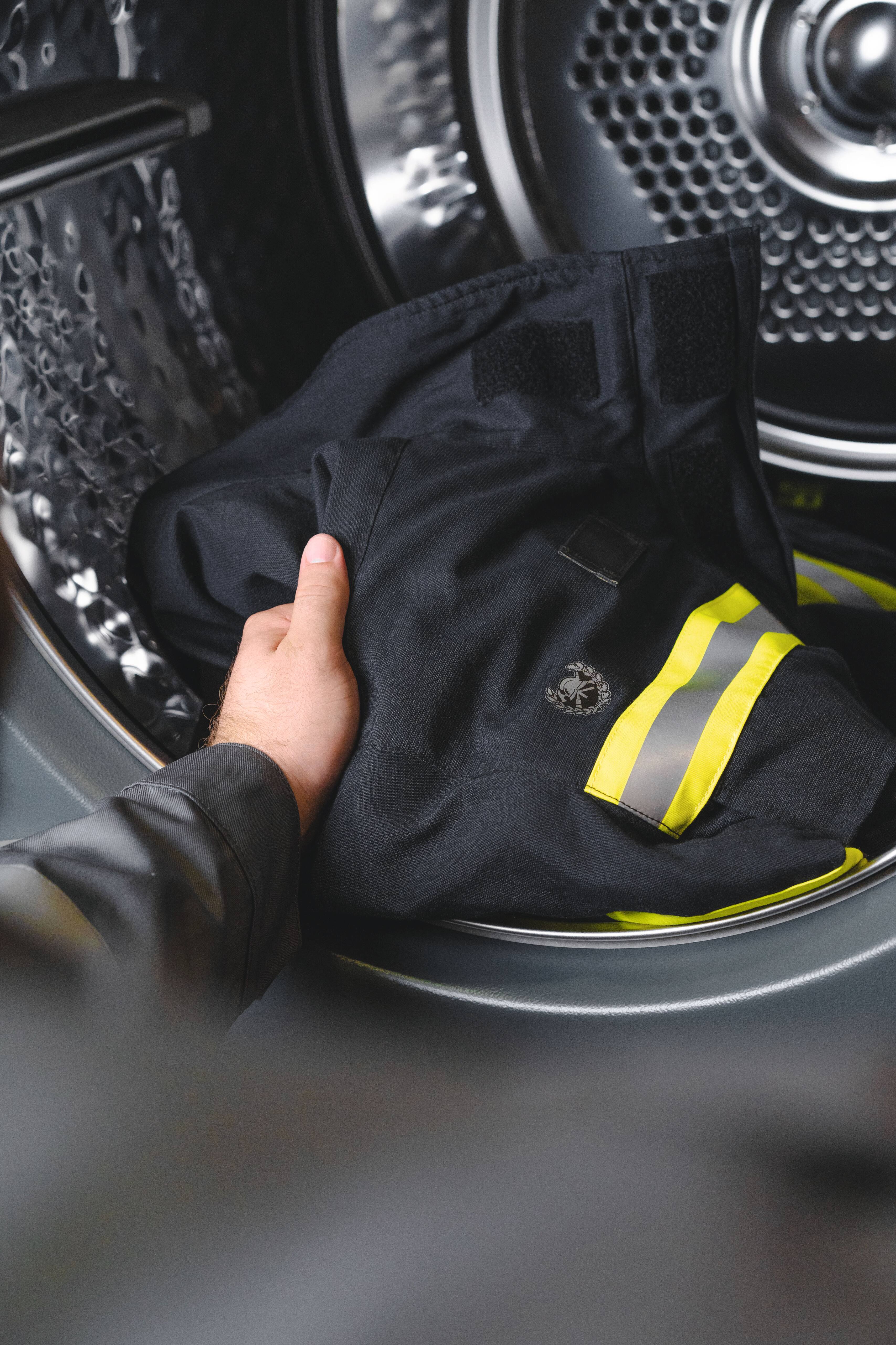 brandkläder som ligger i en torktumlare