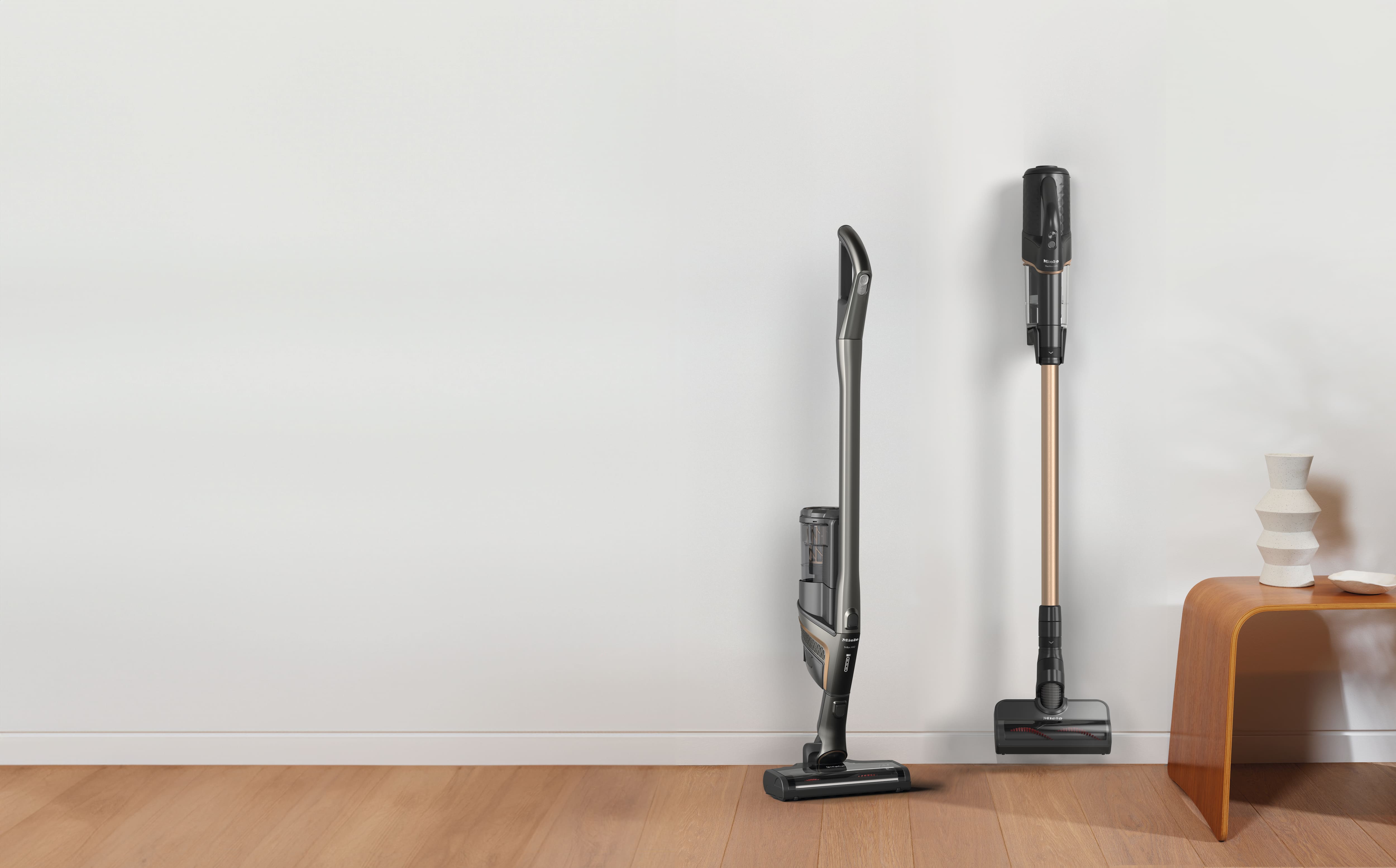 Miele Triflex und Miele Duoflex hängen an einer Wand