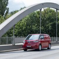 Mielen punainen VW-huoltoauto ylittämässä siltaa