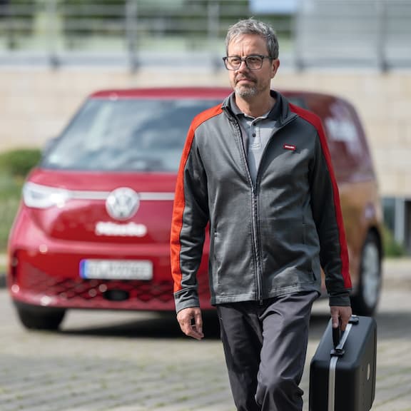 Technik Miele Professional obok furgonetki Miele