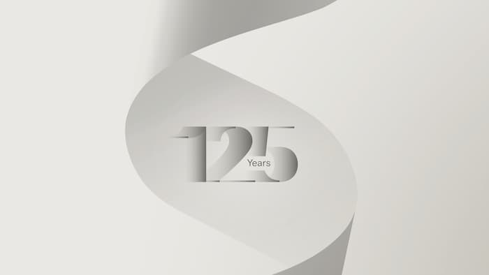 Logo du 125e anniversaire de Miele sur fond gris.
