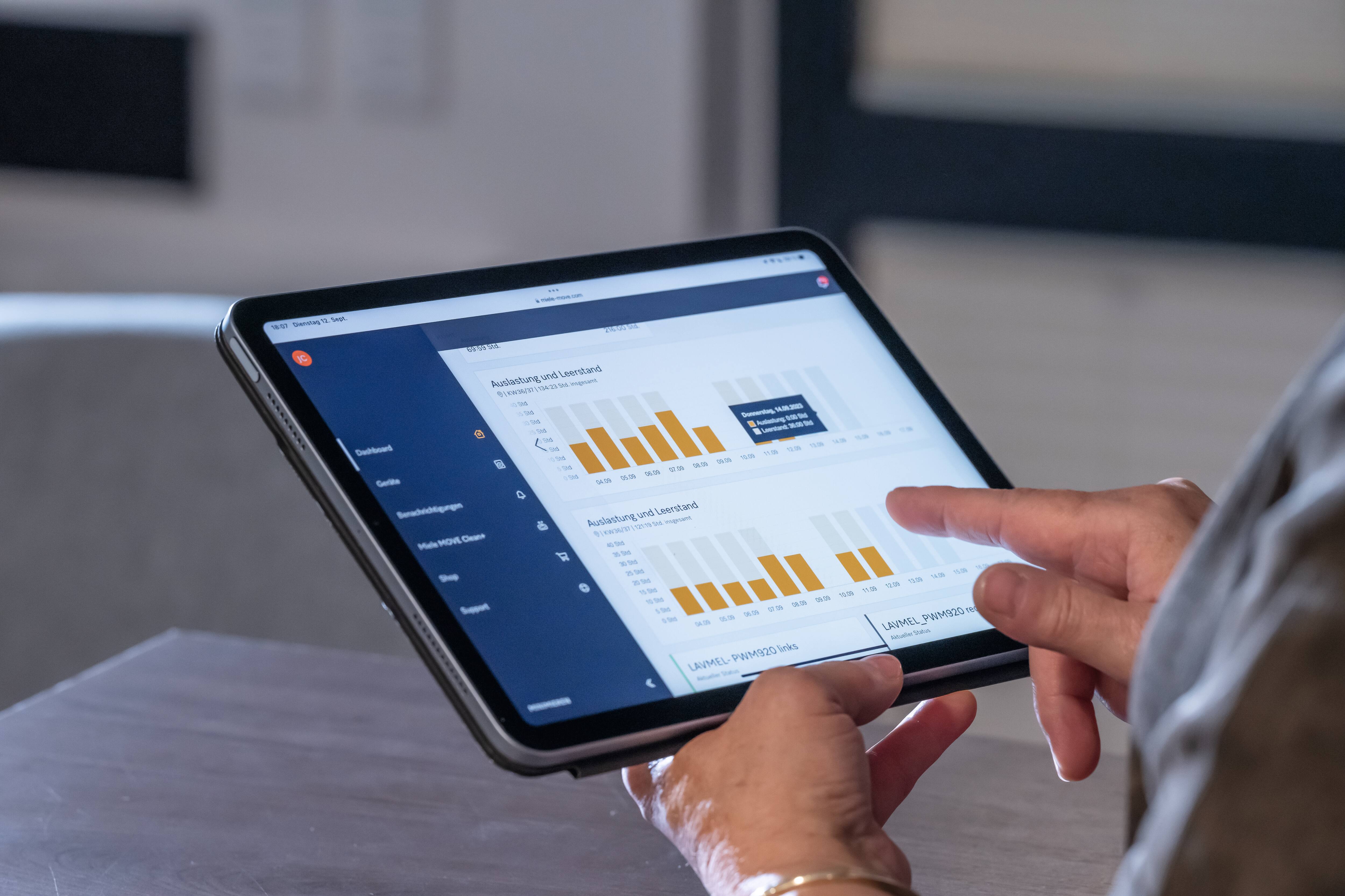 Osoba korzystająca z tabletu