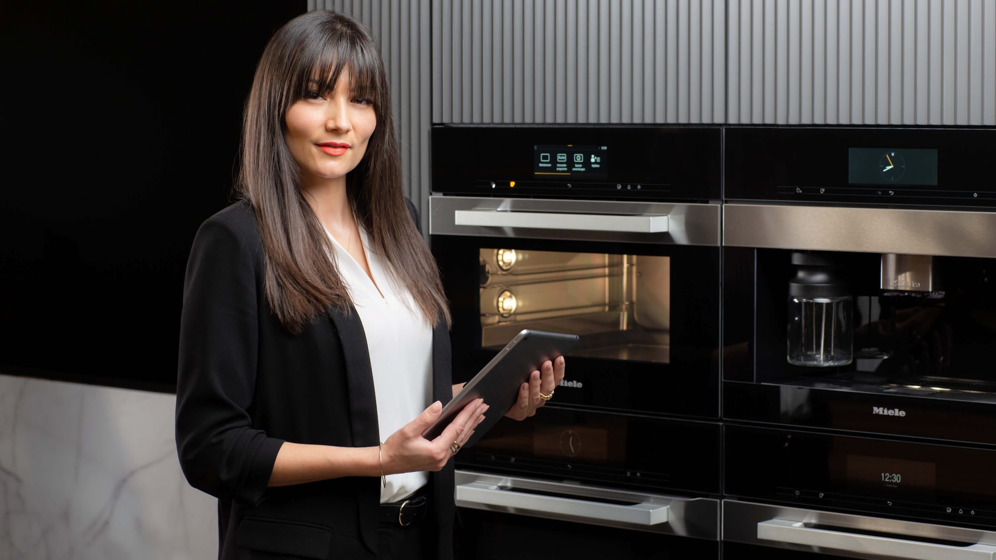 Cheff with consumers having coffee from a Miele coffee machine
