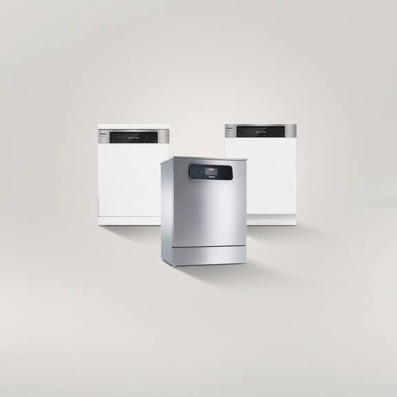 Från höger till vänster står: diskmaskinerna för färskvatten SmartBiz, MasterLine och ProfiLine bredvid varandra framför en grå bakgrund.