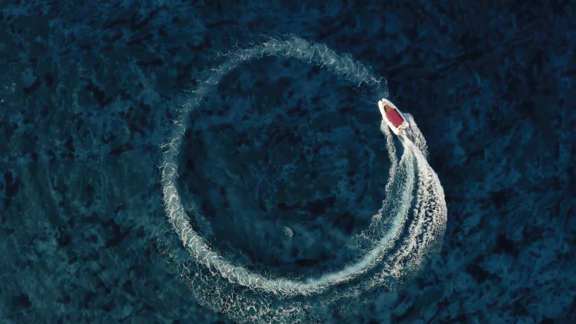 Loď na moři vytváří na vodě kruh