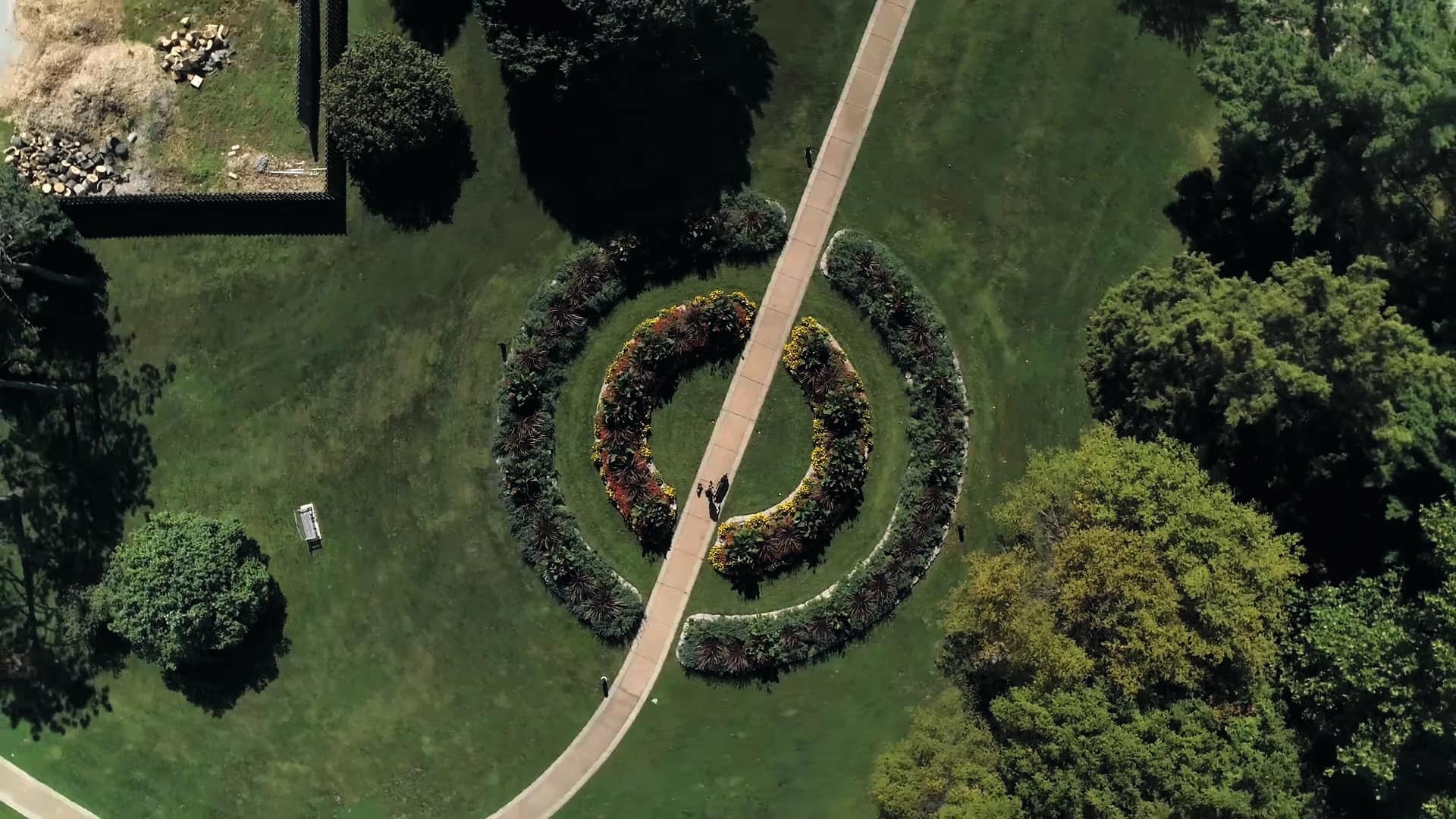 Flygfoto över en grönskande skog med en slingrande flod och ett märke i mitten med texten “SILVER | Topp 15 %, EcoVadis, Sustainability Rating, JAN 2025”