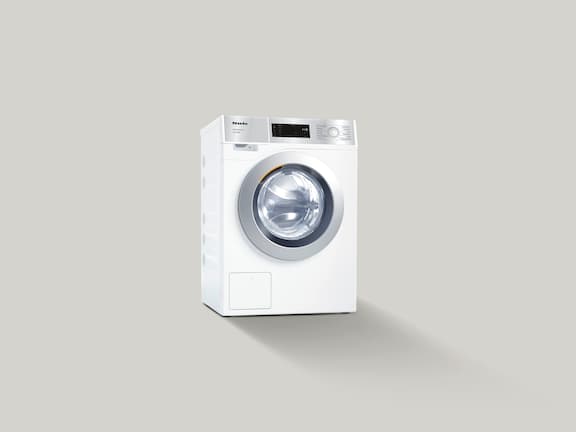De Miele SmartBiz PWM 1108 wasmachine staat tegen een grijze achtergrond
