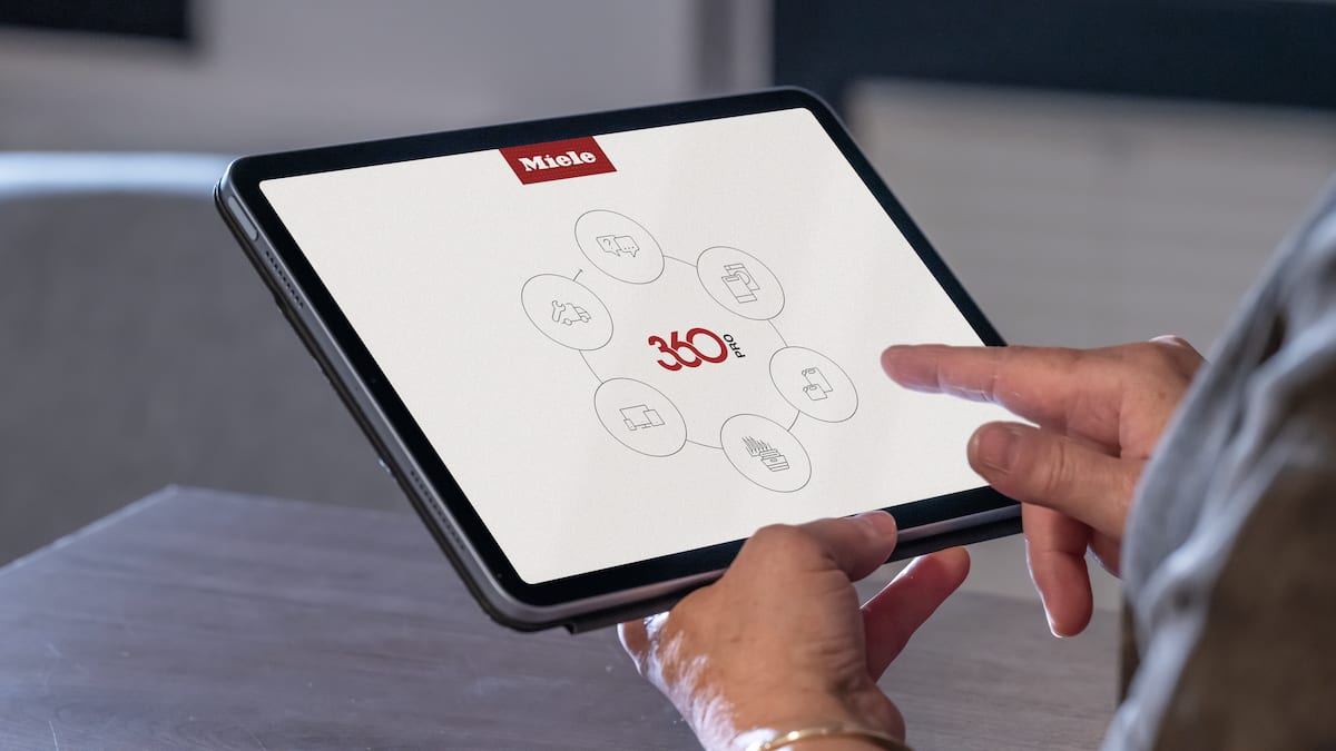 Ein Tablet mit einer 360PRO System Übersicht wird von einem Finger bedient