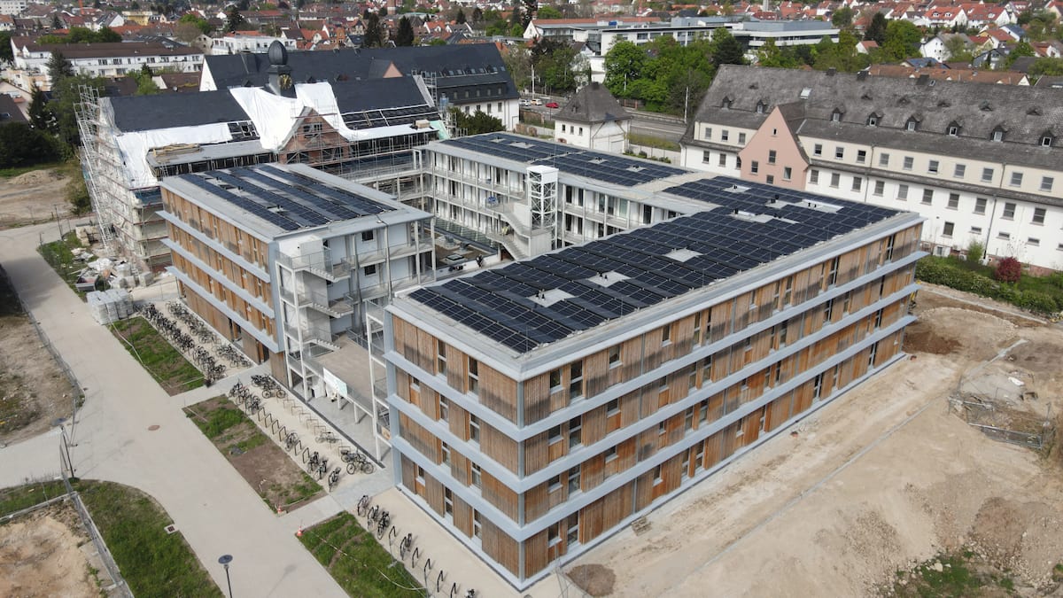 Eine Aufnahme des Collegium Academicums in Heidelberg von oben. Solarzellen sind auf dem Dach zu sehen. 