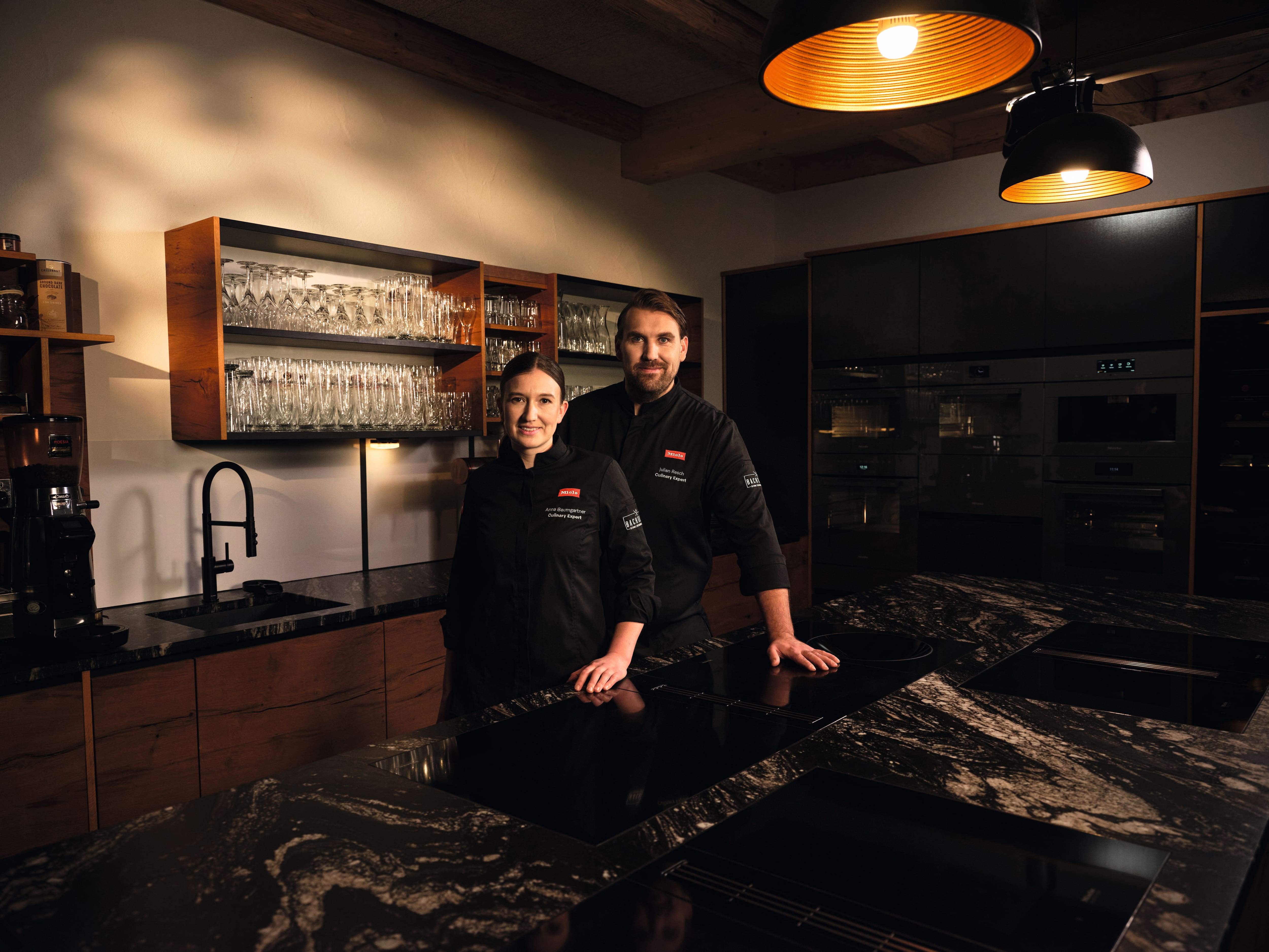 Anna Baumgartner & Julian Resch in Ihrer Kochschule