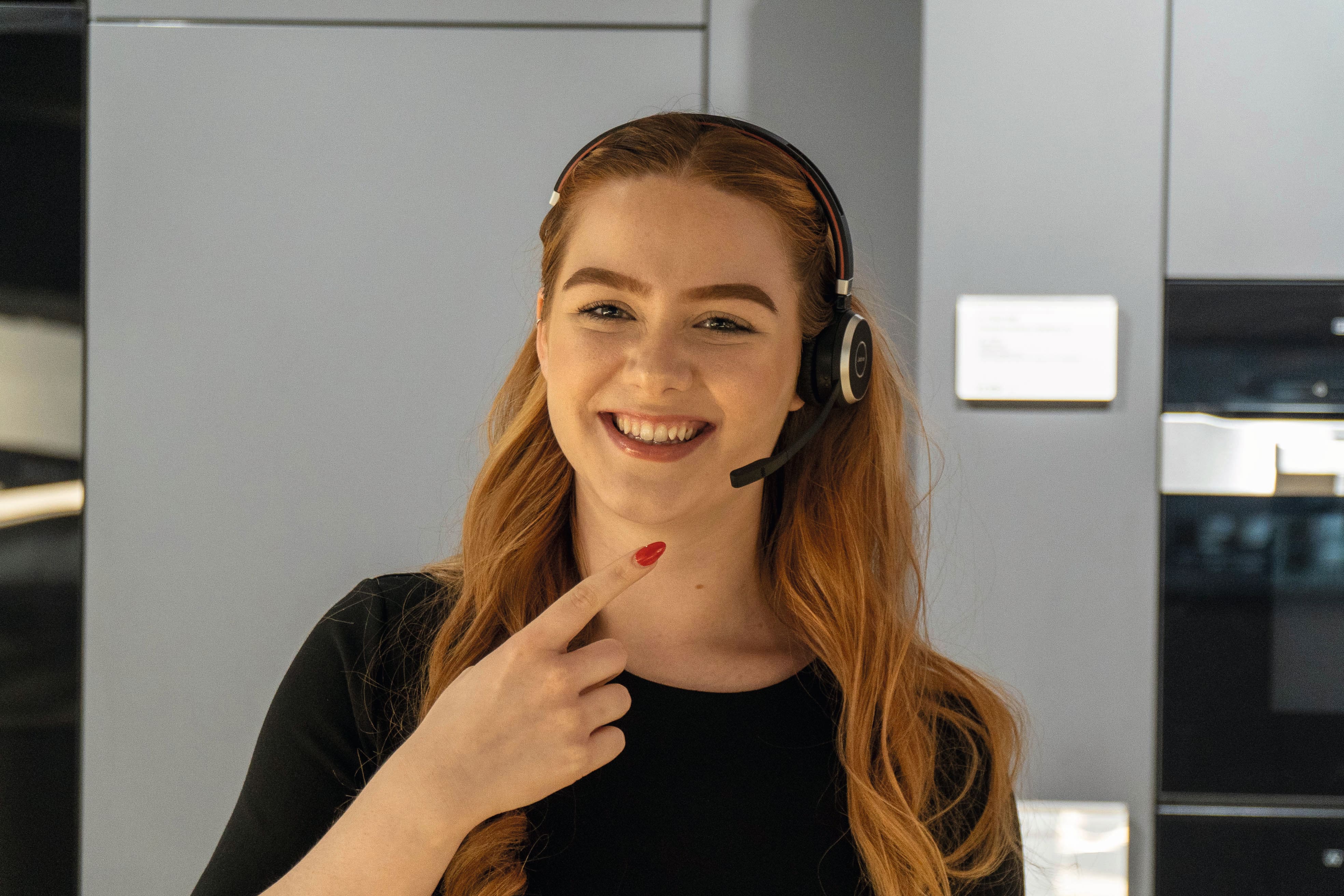 kvinde taler i telefon via headset