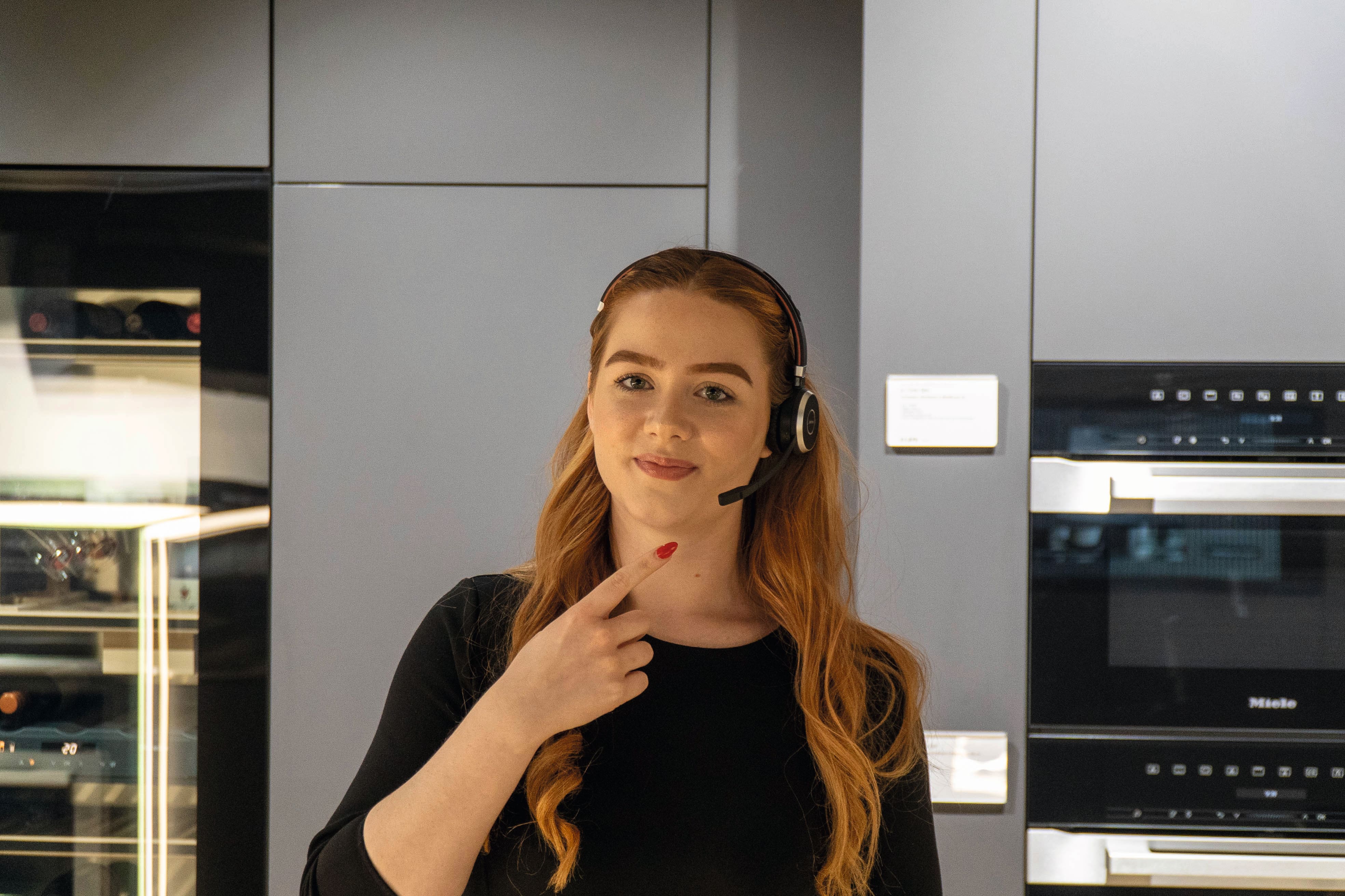 Kvinde med headset i kundeservice