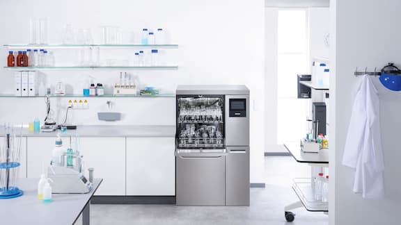 Myjnia laboratoryjna PL 8636 stoi otwarta w laboratorium z wieloma różnymi rodzajami czystego szkła laboratoryjnego.