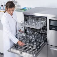 Technik laboratoryjny umieszcza załadowany moduł EasyLoad w myjni laboratoryjnej PLW 8636 i nie musi się schylać dzięki ergonomicznej wysokości roboczej.