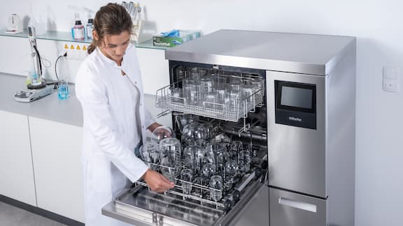 Technik laboratoryjny umieszcza załadowany moduł EasyLoad w myjni laboratoryjnej PLW 8636 i nie musi się schylać dzięki ergonomicznej wysokości roboczej.